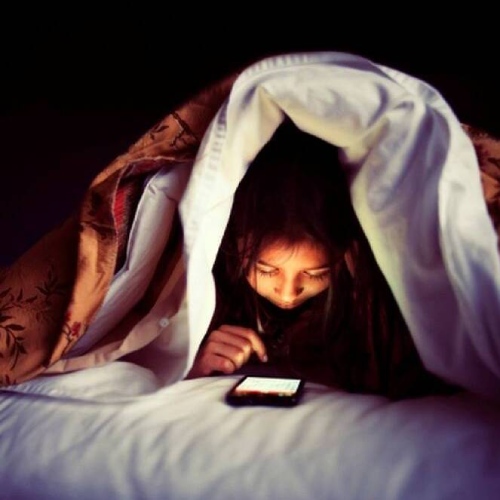 Xem điện thoại trước khi ngủ gây căng thẳng thần kinh, khó ngủ