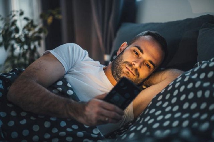 Thói quen xem điện thoại trước khi đi ngủ không tốt cho sức khỏe
