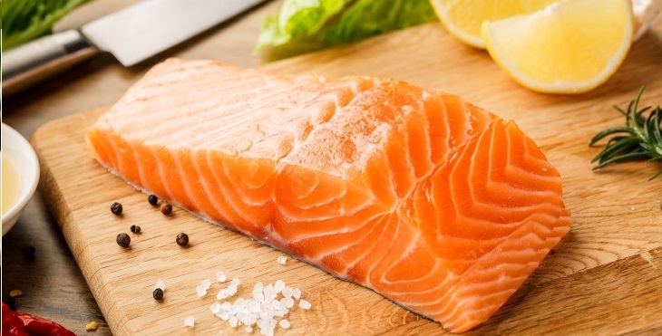 Cá hồi là loại hải sản cung cấp Omega-3 dồi dào