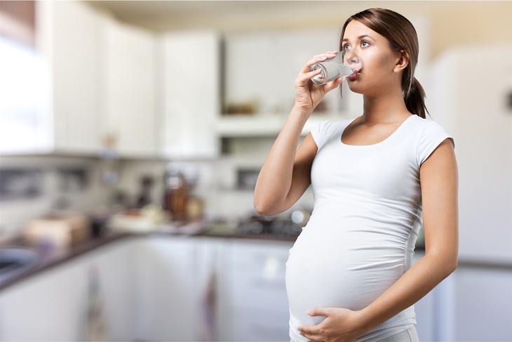 Mẹ bầu nên uống ít nước vào buổi tối để hạn chế đi tiểu đêm