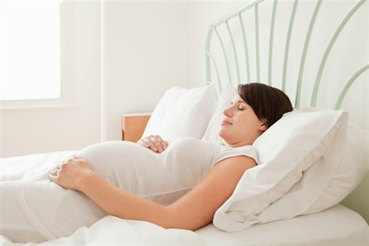 Bầu mất ngủ cả đêm ảnh hưởng đến sức khỏe của cả mẹ và bé