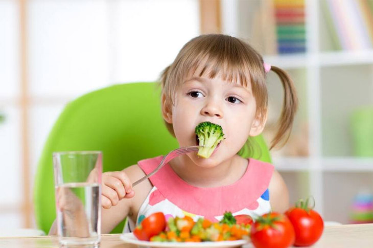 Hạn chế để trẻ ăn quá no hoặc quá đói