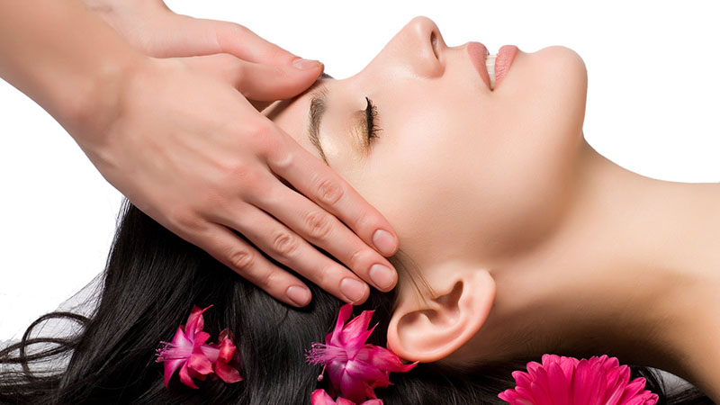 Thực hiện massage giúp giảm buồn nôn đau đầu ngay tức thì