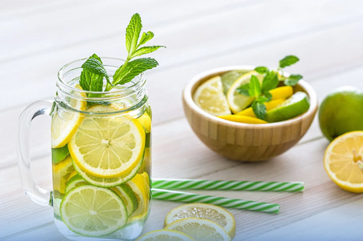 Hãy uống nước chanh để cung cấp nhiều vitamin C cho cơ thể