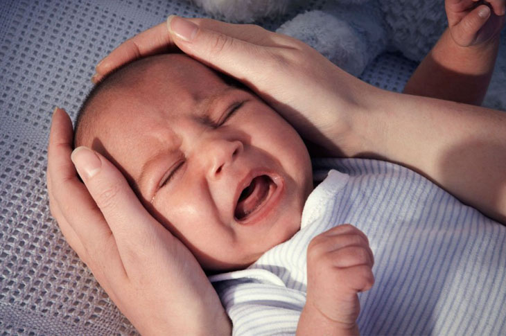 Khó ngủ ở trẻ sơ sinh có thể xảy ra do vấn đề sinh lý
