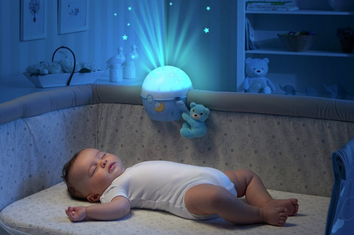 Duy trì không gian với nguồn ánh sáng phù hợp giúp con dễ ngủ hơn