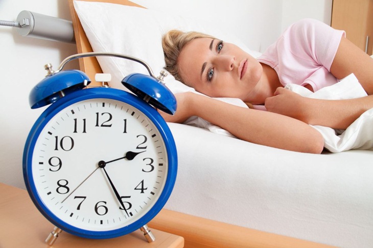 Mất ngủ thường xuyên có thể do quá căng thẳng, thói quen xấu hoặc ăn quá nhiều vào bữa tối