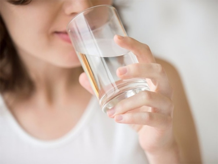 Uống đủ nước giúp giảm đau