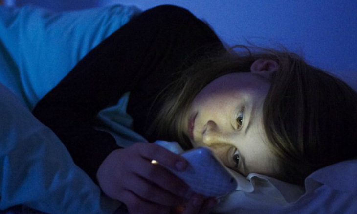Người bệnh tuyệt đối không nên dùng các thiết bị điện tử trong bóng tối trước khi đi ngủ