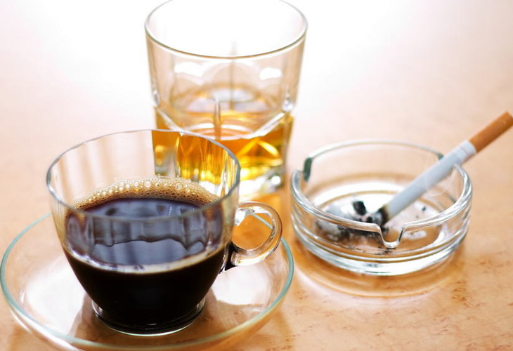 Người bị mất ngủ cần hạn chế sử dụng chất kích thích, thực phẩm chứa caffeine