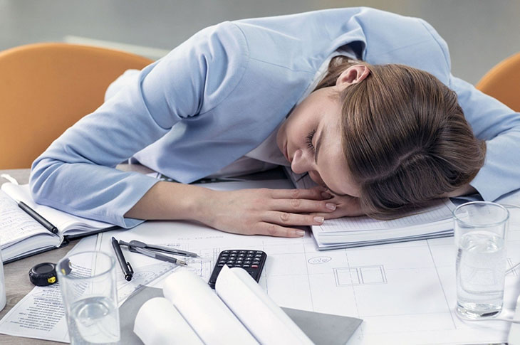 Thói quen ngủ gục trên bàn là một trong những nguyên do gây bệnh