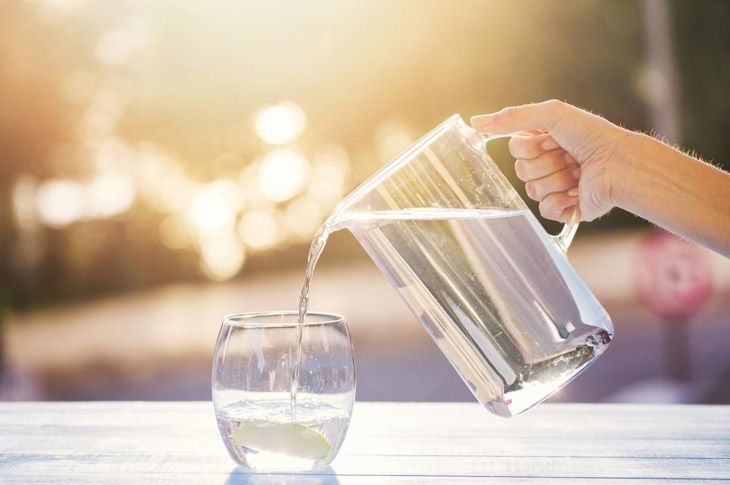 Duy trì uống nước đều đặn 2 lít mỗi ngày