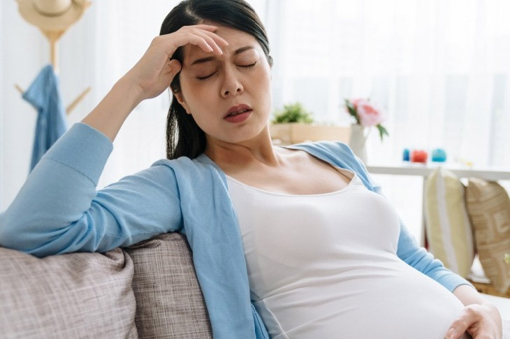 Đau đầu có thể xảy ra do nội tiết tố thay đổi khi mang thai