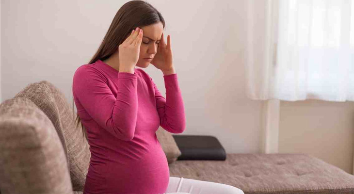 Thai nhi phát triển càng lớn càng tạo áp lực gây đau đầu ở mẹ bầu