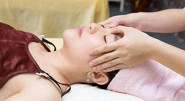 Massage là cách giảm đau đầu khi mang thai 3 tháng cuối hiệu quả