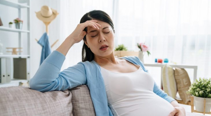 Đau đầu khi mang thai 3 tháng giữa có thể là do thiếu sắt và canxi