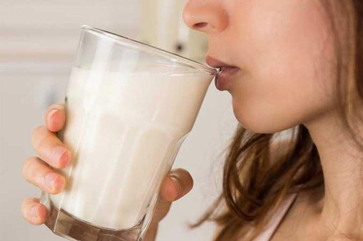 Uống sữa giúp bổ sung nhiều dưỡng chất, giảm đau đầu và nâng cao sức khỏe