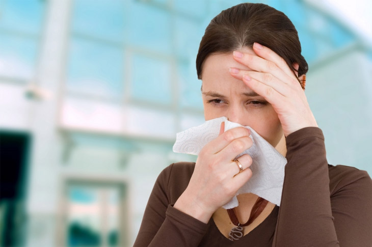 Đau đầu và sốt có thể xảy ra bởi cảm cúm